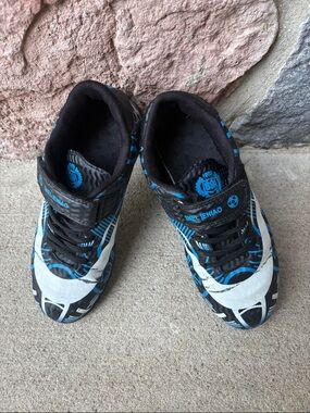 Boy‘s Black & Blue Athletic Sneakers